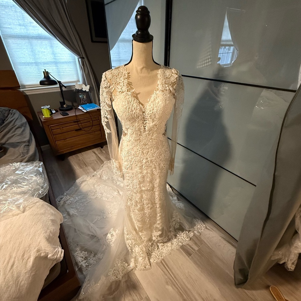 Elegant Lace Wedding Dress in Cream